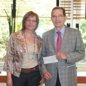 Entrega de un talón de 1.000 Euros para el Banc d'Aliments Entrega de un talón de 1.000 Euros para el Banc d'Aliments