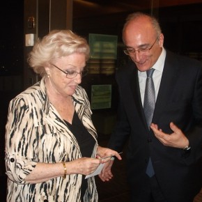 26.06.2015 Entrega de un talón a la Fundación Joan Salvador Gavina 26.06.2015 Entrega de un talón a la Fundación Joan Salvador Gavina