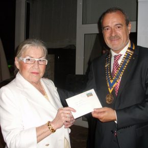 Las Señoras Colaboradoras del club entregan un talón al club Las Señoras Colaboradoras del club entregan un talón al club