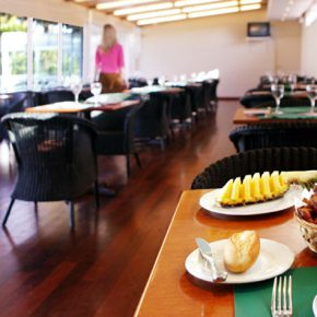 Agosto: Restaurante Chalet CERRADO. Retén de Verano en el Bar de la Piscina. Agosto: Restaurante Chalet CERRADO. Retén de Verano en el Bar de la Piscina.